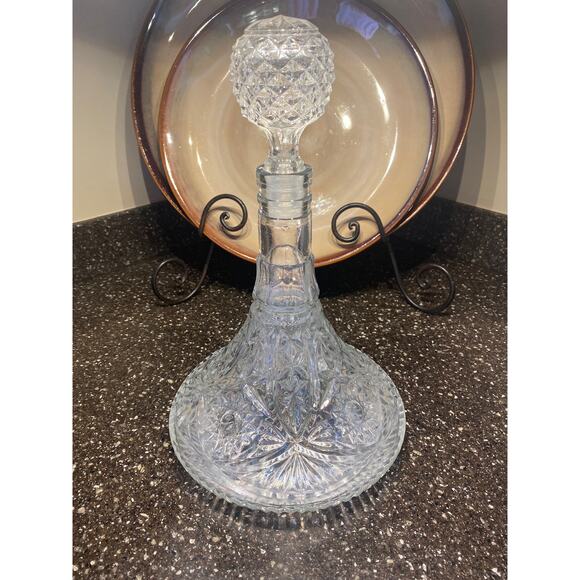 Beautiful Vintage crystal cut glass decanter. Pristine condition. - Picture 1 of 6